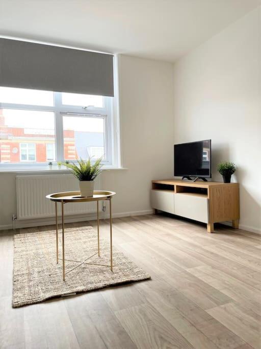 Central, Bright & Spacious Apartment - Parking Included 본머스 외부 사진