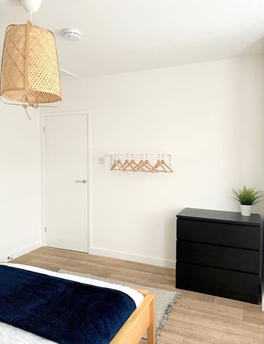 Central, Bright & Spacious Apartment - Parking Included 본머스 외부 사진