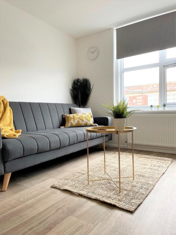 Central, Bright & Spacious Apartment - Parking Included 본머스 외부 사진