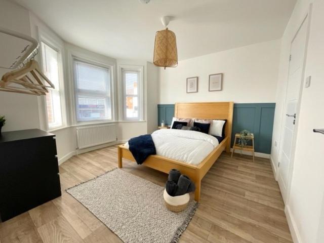 Central, Bright & Spacious Apartment - Parking Included 본머스 외부 사진
